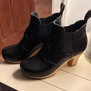 Swedish Hasbeens
Like new